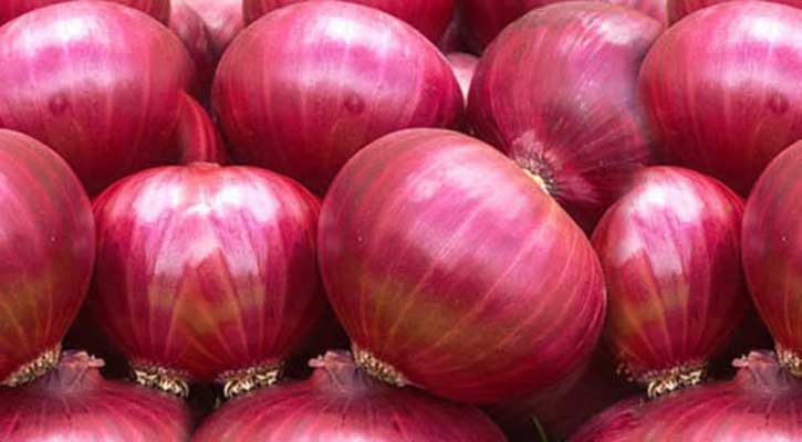 India lifts ban on onion export