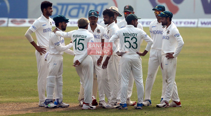 Team Tigers In Tight Leash