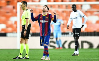 Messi scores twice as Barca hold on to beat Valencia 