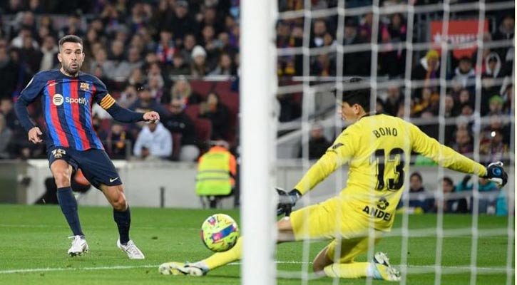 Barcelona go eight points clear by beating Sevilla 