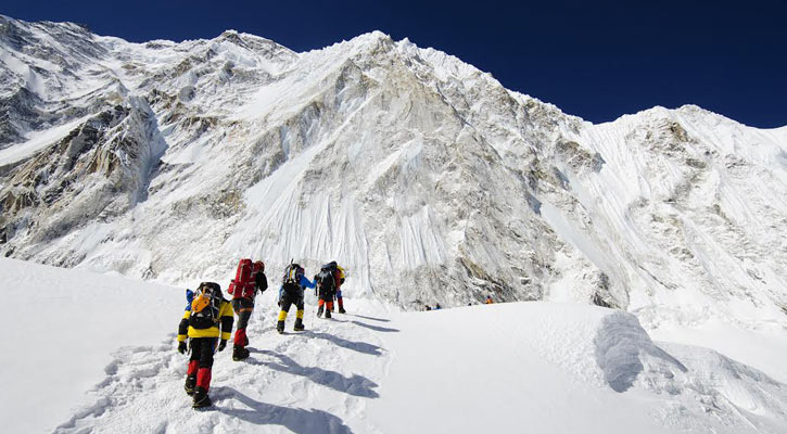 Nepal issues record 454 Mount Everest climbing permits