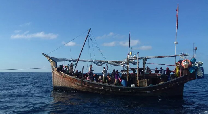 At least 17 dead after Rohingya boat breaks up off Myanmar