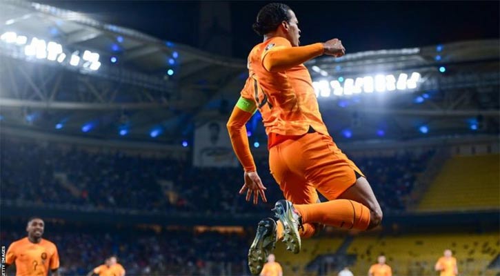 Van Dijk's 93rd-minute penalty gives Dutch win