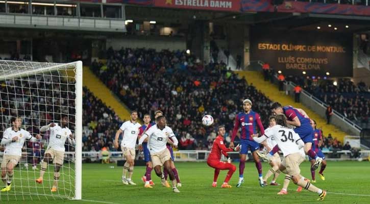 Lewandowski hat-trick as Barcelona see off Valencia