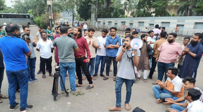 JnU students block Dhaka road on 2nd day of protest