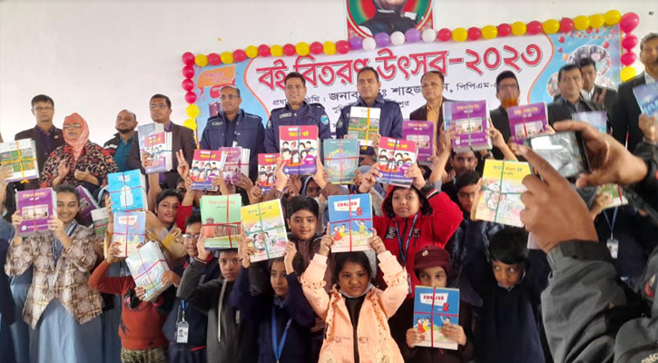ফরিদপুরে বই উৎসব, শিক্ষার্থীদের উচ্ছ্বাস