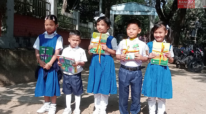 রাঙামাটিতে ৩০ হাজার ক্ষুদ্র নৃ-গোষ্ঠির শিক্ষার্থীরা পেল বই
