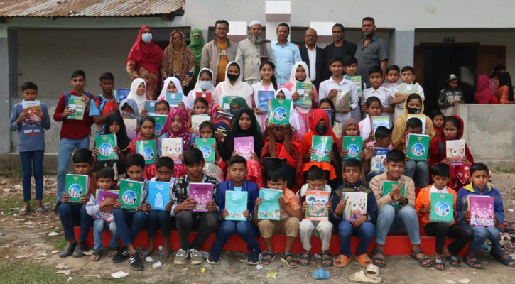 উচ্ছ্বাস-উদ্দীপনায় ইং‌রেজি বছরের প্রথম দিনে বরিশালে বই উৎসব
