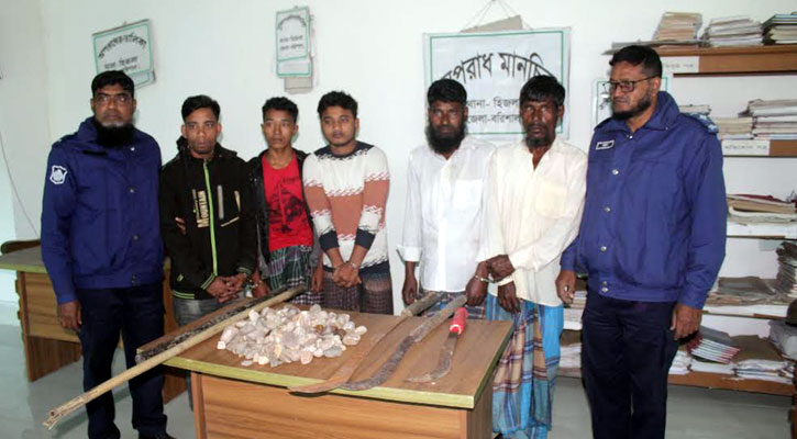 মেঘনায় বালুবাহী কার্গোতে ডাকাতির চেষ্টা, আটক ৫