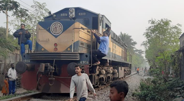 খুলনায় লাইনচ্যুত বগি উদ্ধার, ট্রেন চলাচল স্বাভাবিক