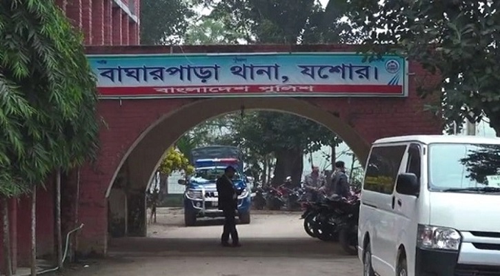 শাটার উঁচু করতেই মিলল দোকানির ঝুলন্ত দেহ