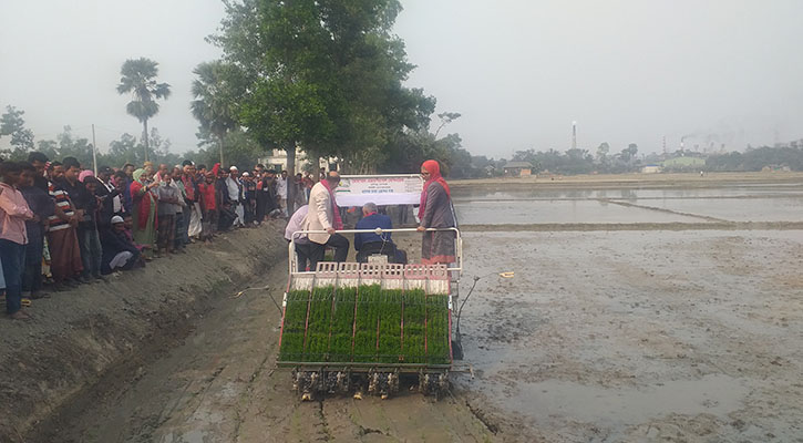 কুমিল্লায় ১০৯ কৃষক পাচ্ছেন রাইস ট্রান্সপ্লান্টারে ধান রোপণের সুযোগ