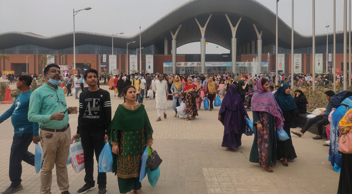 শেষ দিনে কেনাকাটায় ব্যস্ত ক্রেতারা