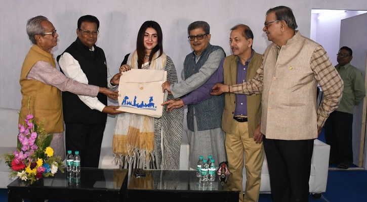 আচমকা কলকাতা বইমেলায় অপু বিশ্বাস