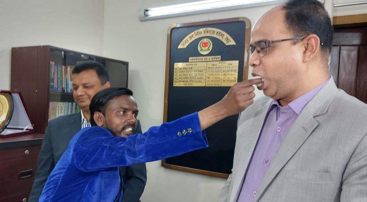 হেরেও নির্বাচন কর্মকর্তাকে মিষ্টি খাওয়ালেন হিরো আলম