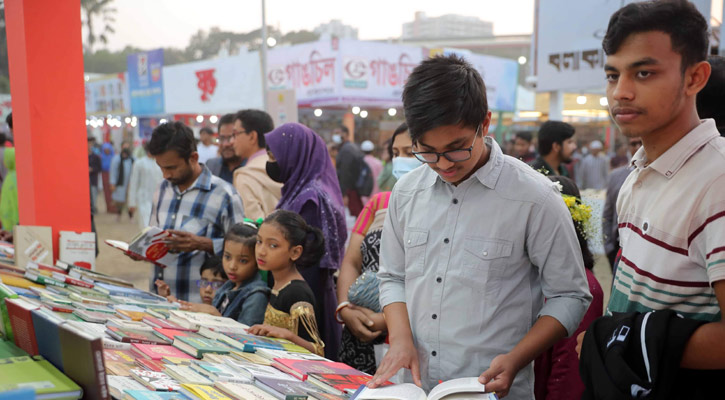 সারাদিন কাটিয়ে সন্ধ্যায় জমে বইমেলা