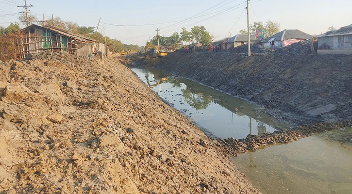 ৮০ ফুটের আদি যমুনা খনন করে ৬০ ফুট করছে পাউবো!