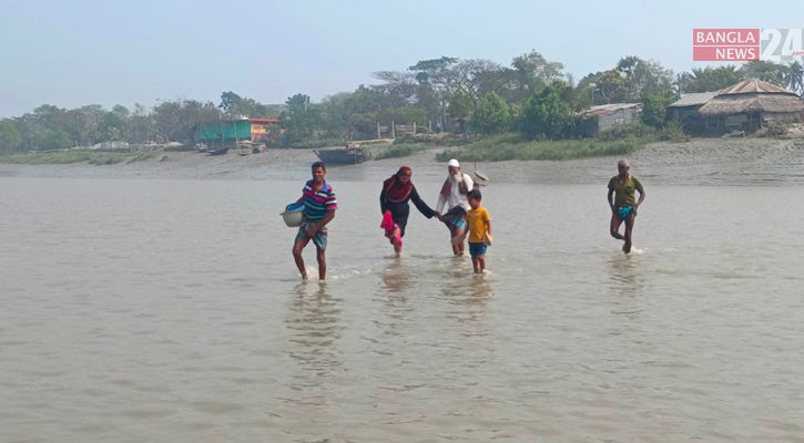 ভদ্রার বুকে বালুচর, হেঁটেই পারাপার!