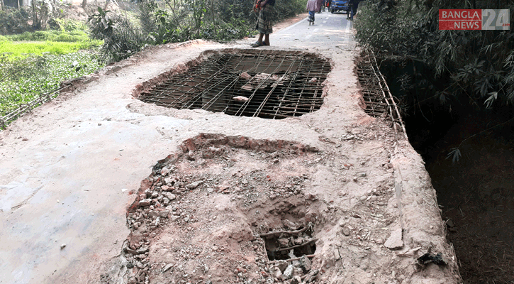 মুরাদনগরে ভাঙা কালভার্টে দুর্ভোগে দুই উপজেলার মানুষ 