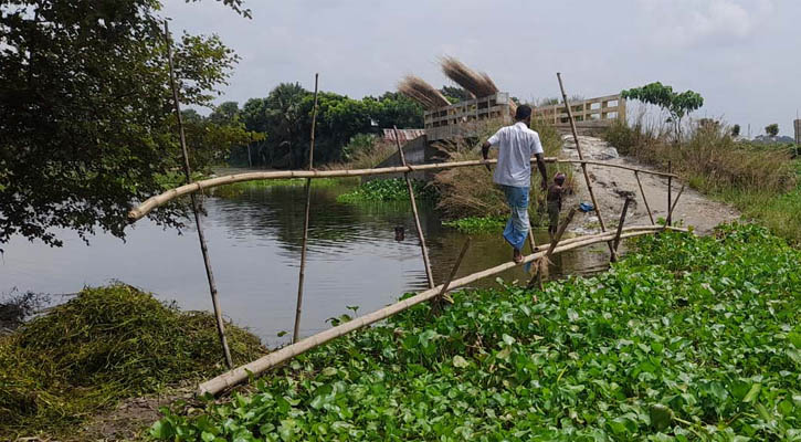 রাস্তা নেই, দাঁড়িয়ে আছে কোটি টাকার ৩ সেতু 