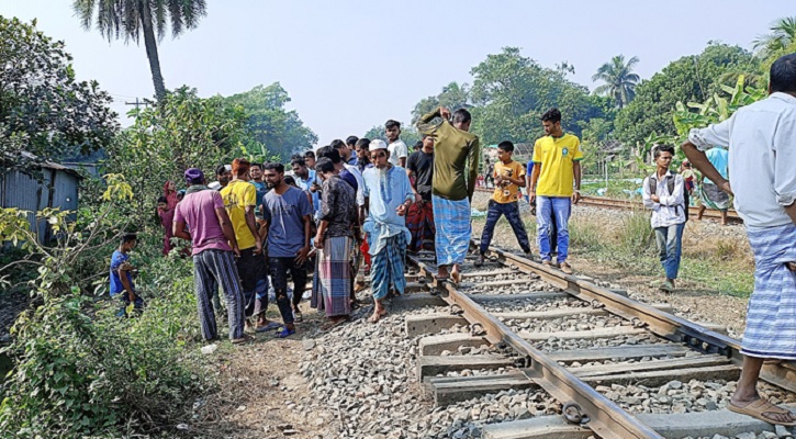 গাজীপুরে ট্রেনের ধাক্কায় দুমড়ে-মুচড়ে গেল লরি