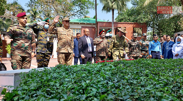 বঙ্গবন্ধুর সমাধিতে ৭ দেশের ৮ সামরিক প্রতিনিধির শ্রদ্ধা