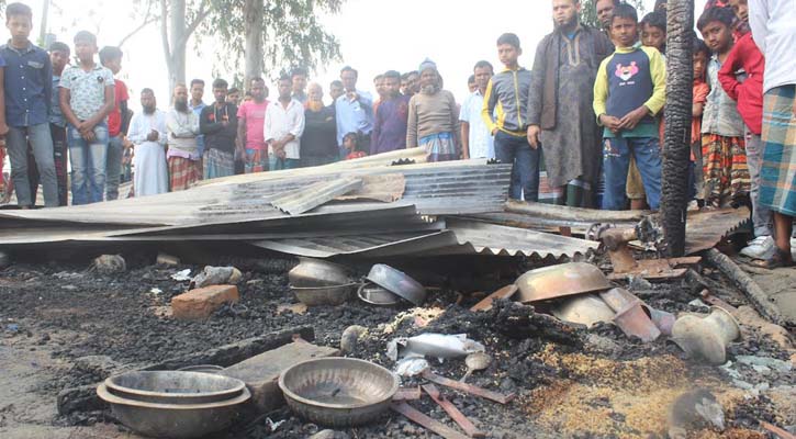 গভীর রাতে বসতবাড়িতে আগুনে, প্রাণ গেল বৃদ্ধার