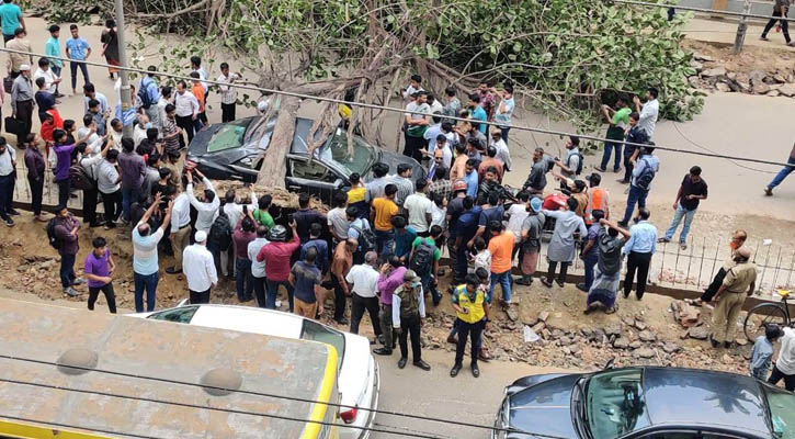 গাছ উপড়ে চলন্ত গাড়িতে, গুলশান এলাকায় তীব্র জ্যাম