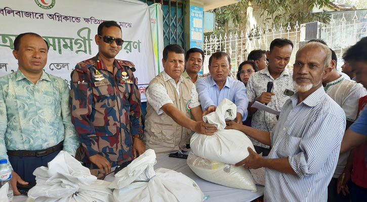 বান্দরবানে আগুনে ক্ষতিগ্রস্তদের ত্রাণ সহায়তা