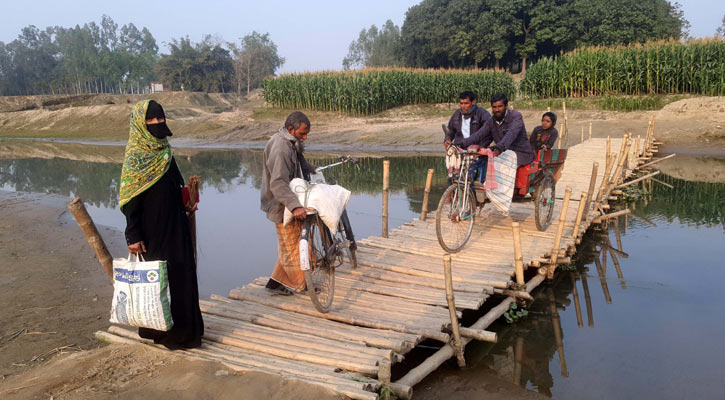 খড়ায় সাঁকো, বর্ষায় ডিঙি নৌকায় ভরসা