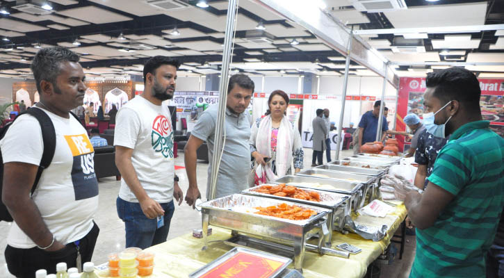 মানসম্মত ইফতার কিনতে আইসিসিবিতে ভোজন রসিকদের ভিড়