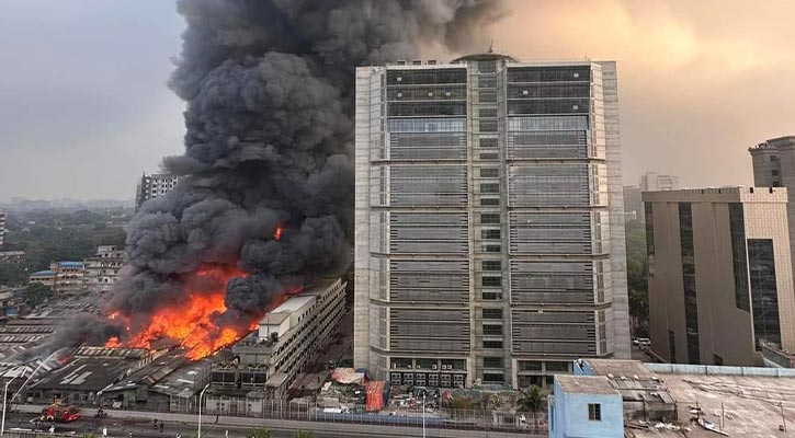 তিন ঘণ্টা পরেও জ্বলছে আগুন