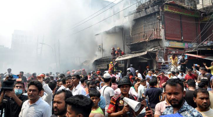আগুন নিয়ন্ত্রণে ফায়ার সার্ভিসের সঙ্গে যোগ দিয়েছে র‌্যাব-বিজিবি