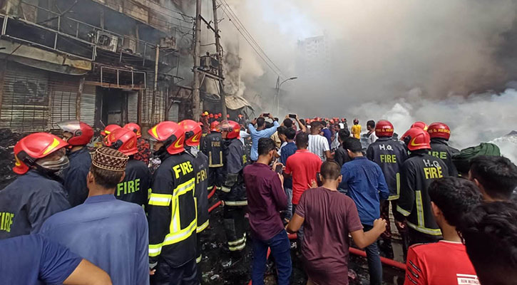 বঙ্গবাজারে আগুন নিয়ন্ত্রণে কাজ করে ২২ ফায়ার স্টেশনের ৪৮টি ইউনিট