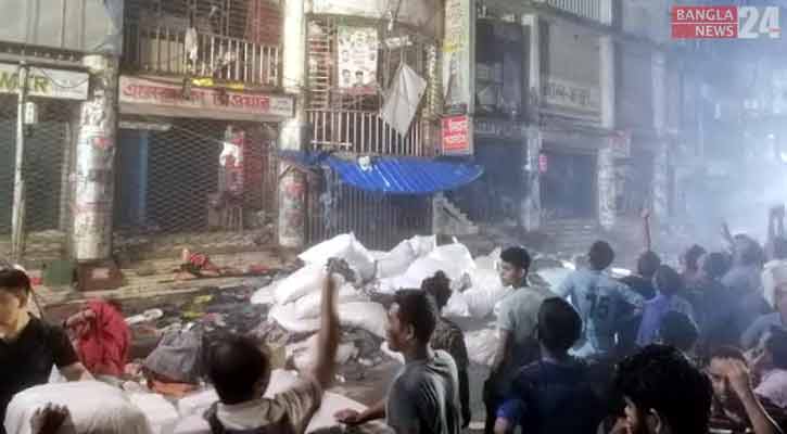 বঙ্গবাজারে আগুন: চলছে ডাম্পিং, মালামাল সরিয়ে নিচ্ছেন ব্যবসায়ীরা