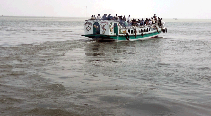 ভোলা-লক্ষ্মীপুর রুটে ঝুঁকিপূর্ণ যাতায়াত, দুর্ঘটনার শঙ্কা