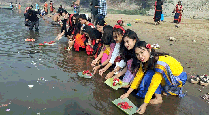 সাংগু নদীতে ফুল দিয়ে চাকমা-তঞ্চঙ্গ্যাদের বিঝু-বিষু উৎসব শুরু