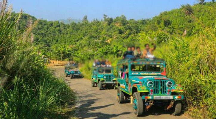 পাহাড়ের খাদে পড়ল চাঁদের গাড়ি, নিহত ২