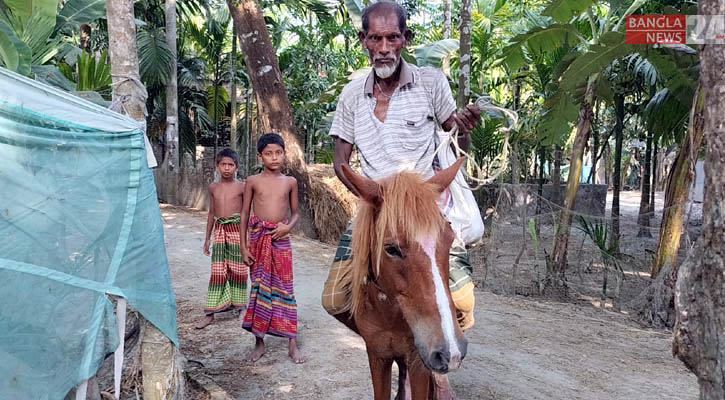 ঘোড়ায় চড়ে ভিক্ষা করেন জালাল, কিন্তু কেন?