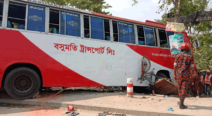 পদ্মা সেতুর গোলচত্বরে বাস উঠে গেল যাত্রীদের ওপর, নিহত ১ 