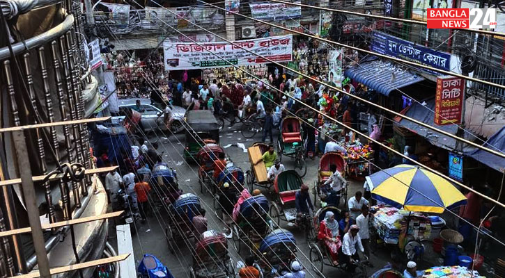 মার্কেটের তিন পাশে হকার, আগুন লাগলে রক্ষা নেই