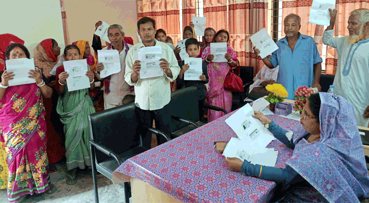 চেয়ারম্যানের সামনেই ছিনতাই হলো ১২ বস্তা ভিজিএফের চাল!