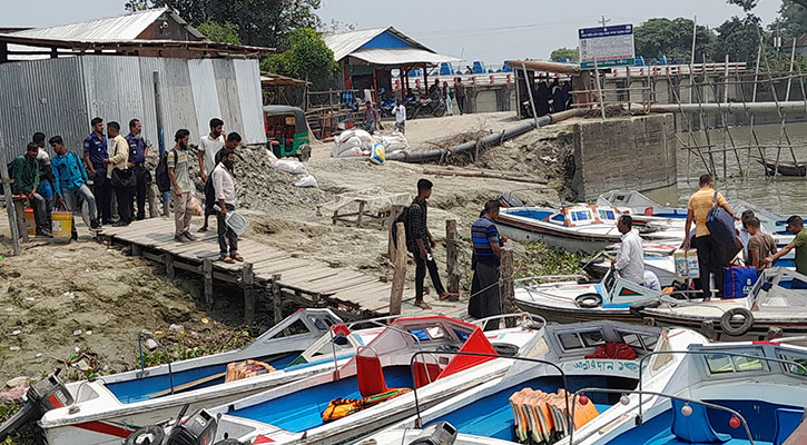 নদীতে ডেঞ্জার জোন, পুলিশের সামনেই স্পিডবোটে পার হচ্ছেন যাত্রীরা