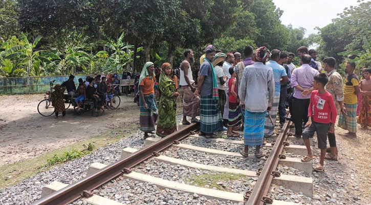 শামুক কুড়াতে গিয়ে ট্রেনের ধাক্কায় প্রাণ গেল বৃদ্ধার