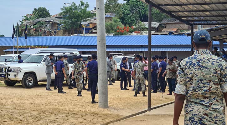 রোহিঙ্গা ক্যাম্প পরিদর্শন করলেন আইজিপি