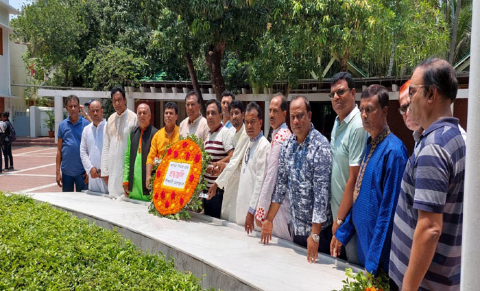 বঙ্গবন্ধুর সমাধিতে ঈশ্বরদী প্রেসক্লাব নেতাদের শ্রদ্ধা
