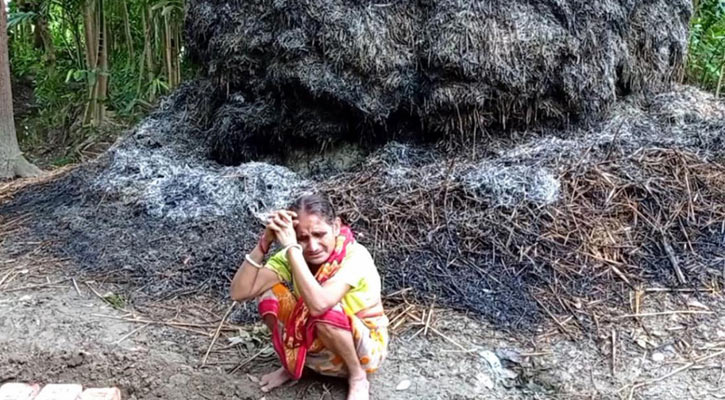 দুর্বৃত্তদের আগুনে পুড়ল ৪ কৃষকের খড়ের গাদা