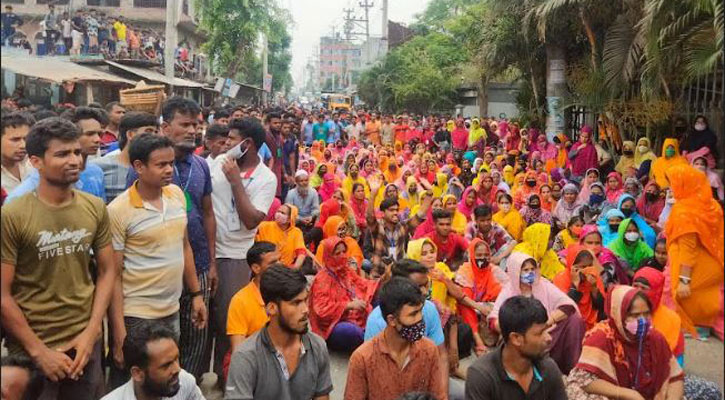 বকেয়া বেতনের দাবিতে গাজীপুরে শ্রমিকদের বিক্ষোভ