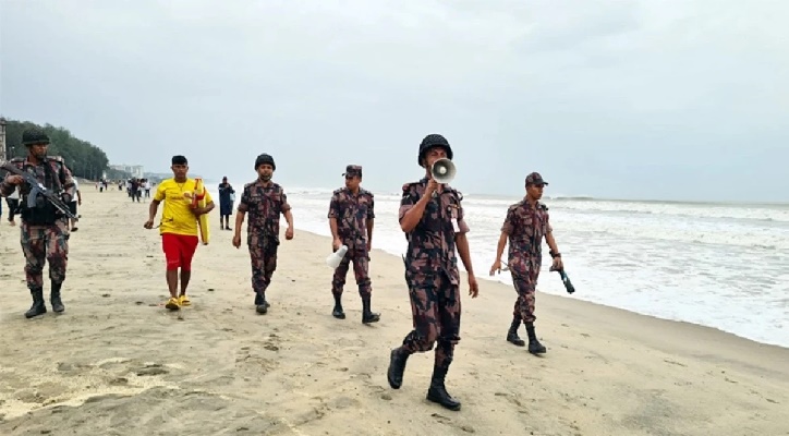 কক্সবাজার সৈকত থেকে উৎসুক পর্যটকদের সরাচ্ছে বিজিবি