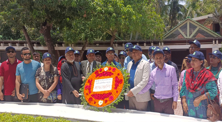 টুঙ্গিপাড়ায় বঙ্গবন্ধুর সমাধিতে বিদেশি ১৫ প্রকৌশলীর শ্রদ্ধা